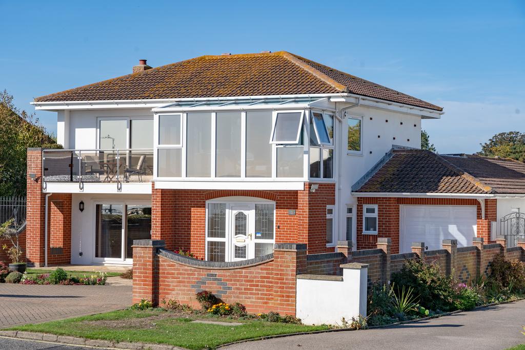 Cliff Road, Felixstowe, Suffolk, IP11 5 bed detached house for sale £