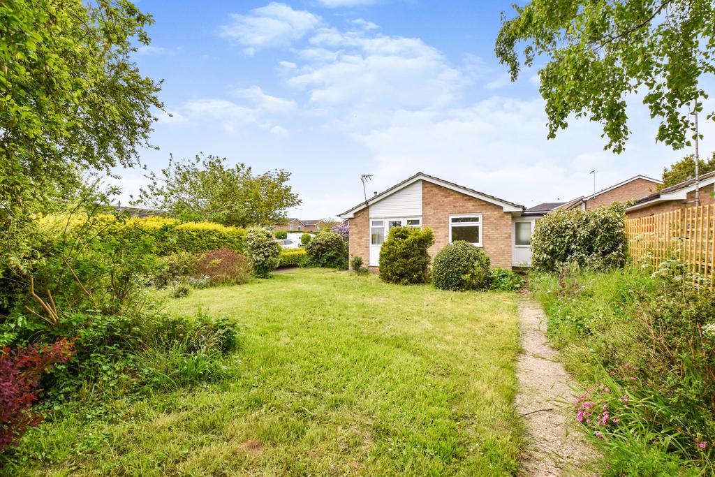 Meadowlands, Kirton, Ipswich, IP10 2 bed bungalow for sale £299,950