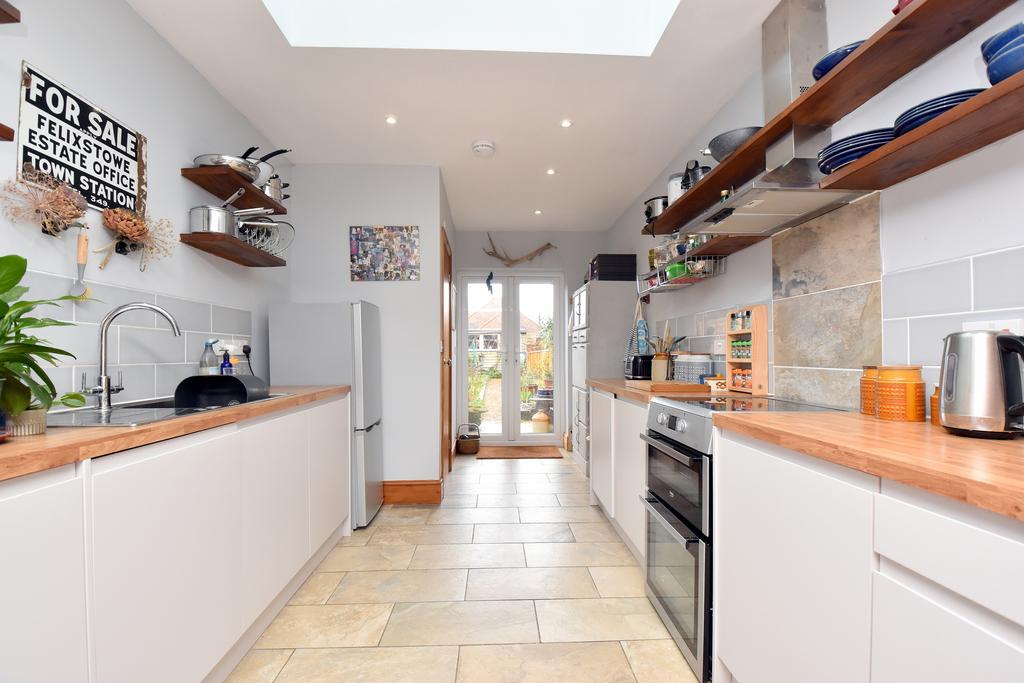Gainsborough Road, Felixstowe, IP11 3 bed terraced house for sale £