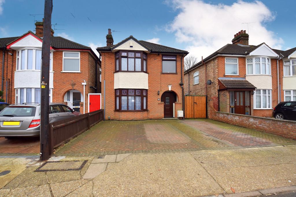 Dales View Road, Ipswich, IP1 3 bed detached house £325,000
