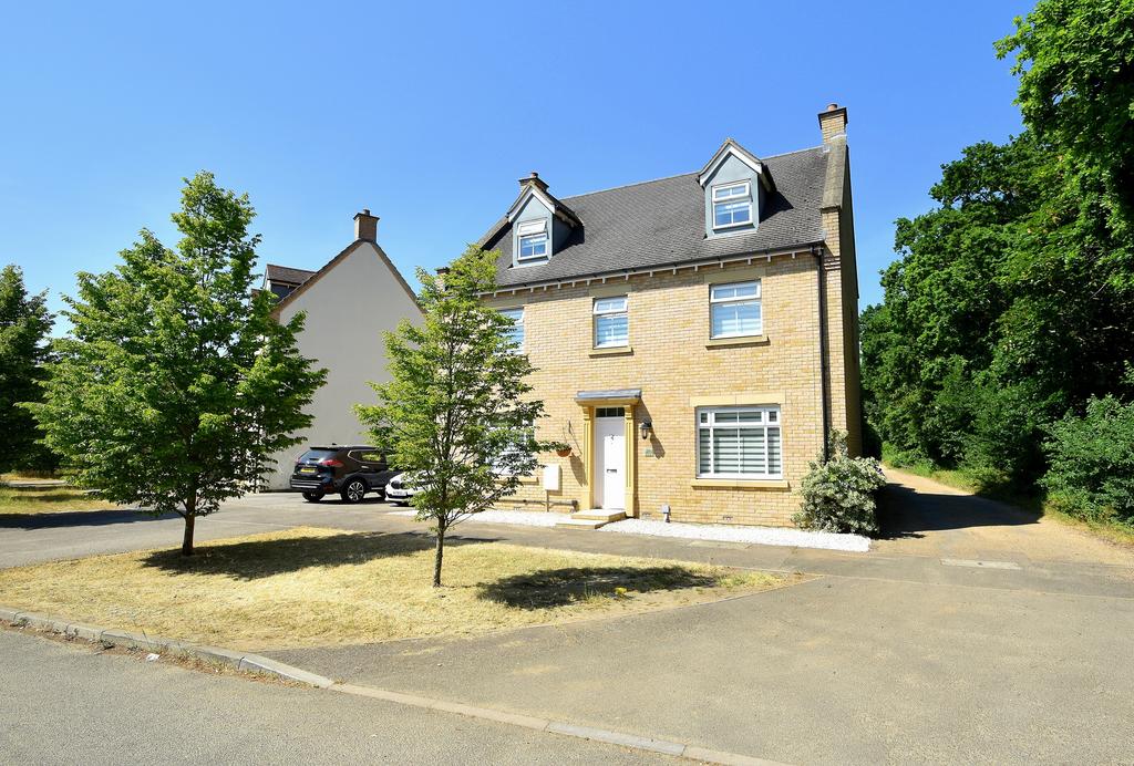 Kinsey View, Kesgrave, Ipswich, IP5 5 bed detached house for sale £