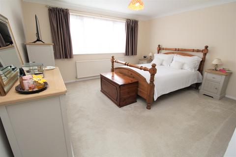 24 Heathfields, Eight Ash Green, Colchester, CO6 3QP