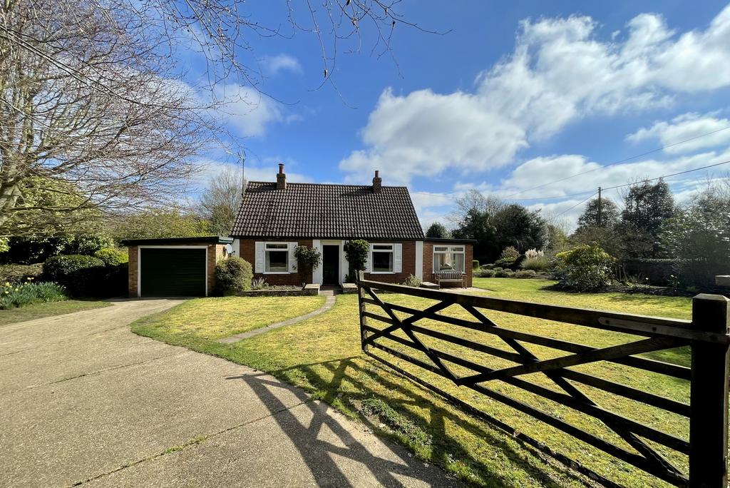 Alderton Road, Hollesley, Woodbridge, IP12 3 bed bungalow for sale £