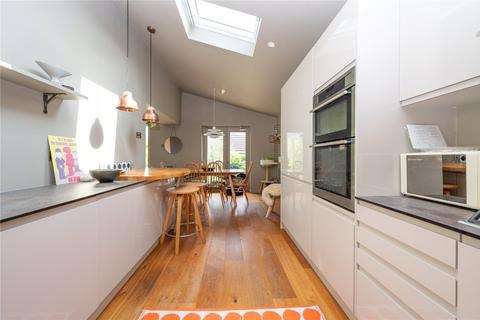 2 Fairway Close, Park Street, St Albans, AL2 2QX
