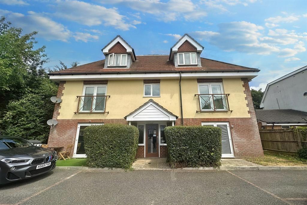 Poole 2 bed flat for sale £260,000