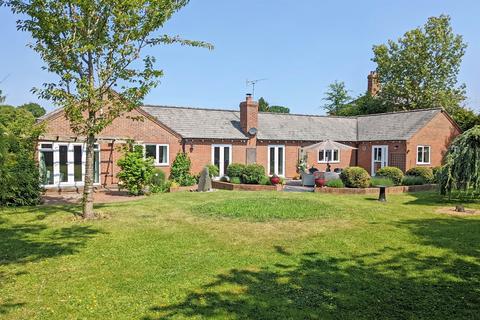 4 bedroom detached bungalow for sale - Walnut Tree Close, Dilwyn, Hereford, HR4