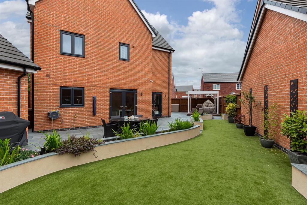 Fraser Drive, Uttoxeter ST14 5 bed detached house £500,000