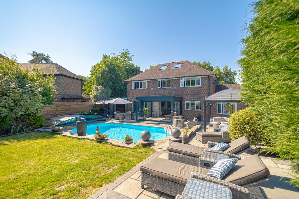 Ross Way, Langdon Hills, SS16 4 bed detached house for sale £1,000,000