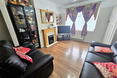 35 Cassiobury Avenue, Feltham, TW14 9JE