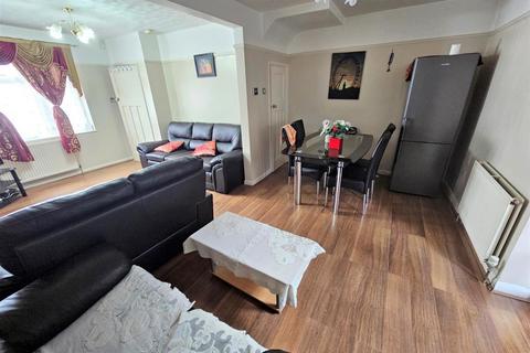 35 Cassiobury Avenue, Feltham, TW14 9JE