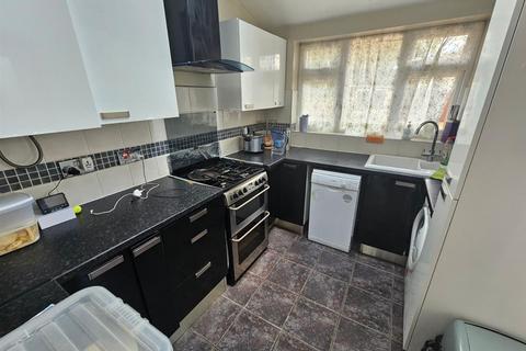 35 Cassiobury Avenue, Feltham, TW14 9JE