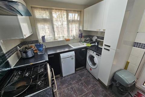 35 Cassiobury Avenue, Feltham, TW14 9JE