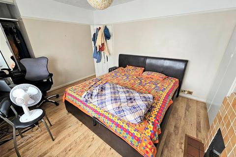 35 Cassiobury Avenue, Feltham, TW14 9JE