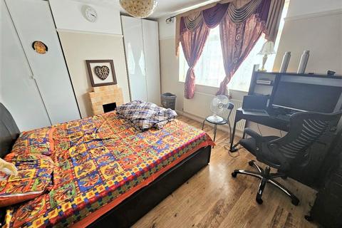 35 Cassiobury Avenue, Feltham, TW14 9JE