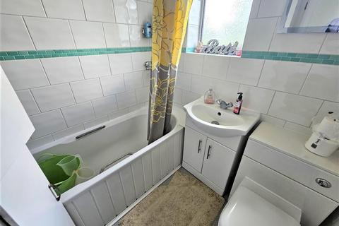 35 Cassiobury Avenue, Feltham, TW14 9JE