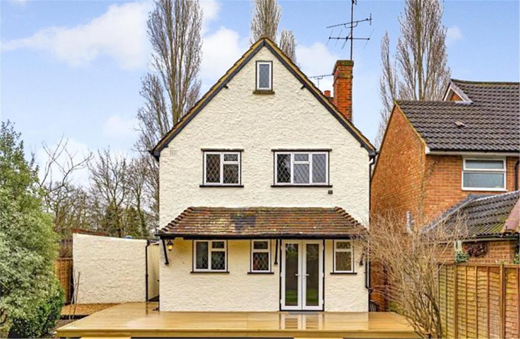 Claremont Road, West Byfleet, KT14 3 bed detached house £2,300 pcm (£