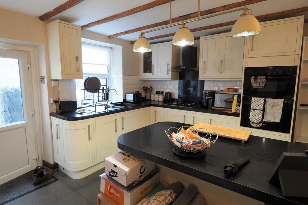 Manchester Road, ChapelEnLeFrith, SK23 2 bed terraced house £800