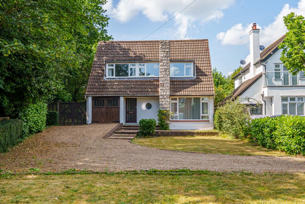 Spinney Hill, Addlestone, KT15 3 bed detached house for sale £650,000
