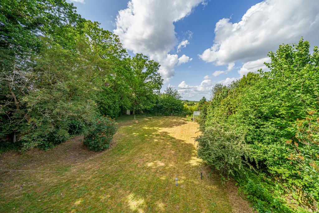 Spinney Hill, Addlestone, KT15 3 bed detached house £650,000