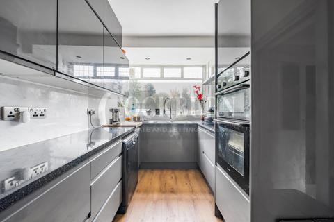 39 Crossmead, London, SE9 3AA