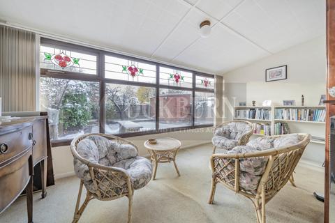 6 Downleys Close, London, SE9 3NA