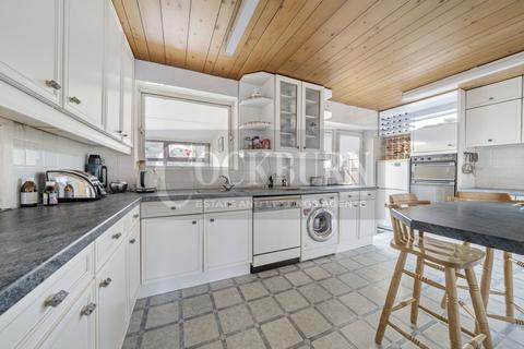 6 Downleys Close, London, SE9 3NA