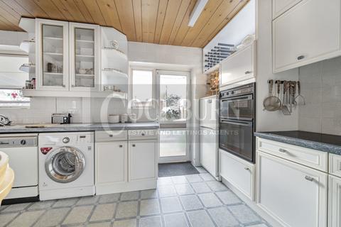 6 Downleys Close, London, SE9 3NA