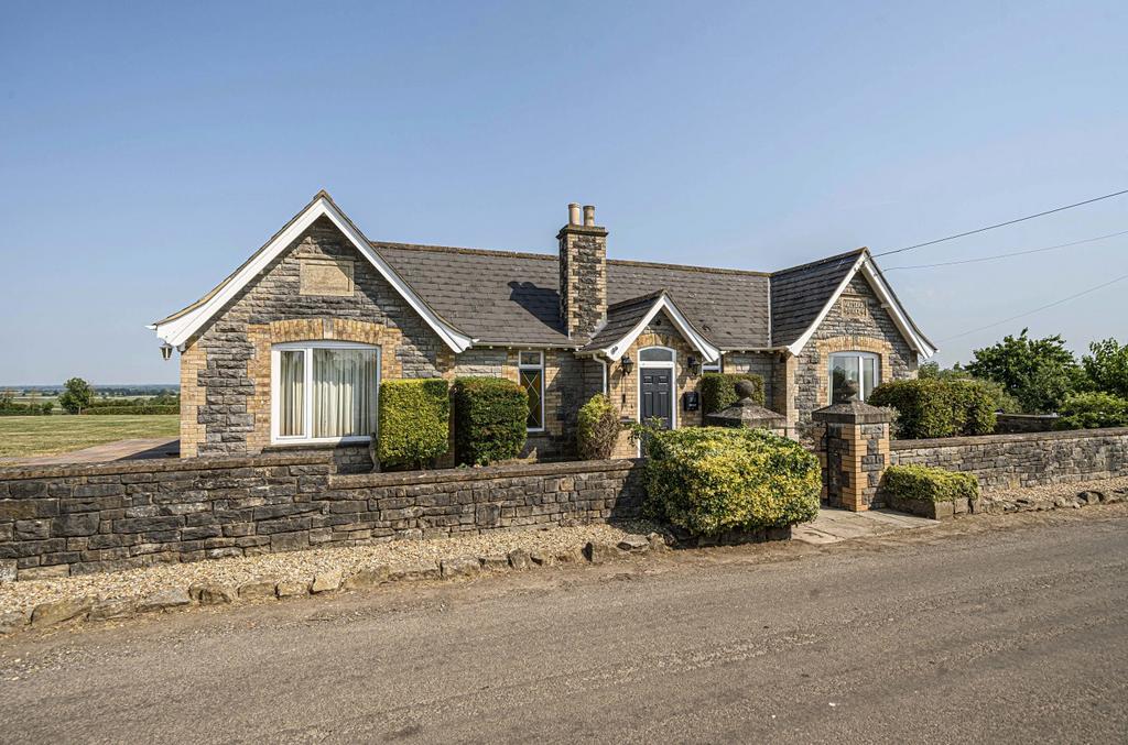 Station Road, Ashcott, Bridgwater, Somerset, TA7 3 bed bungalow for