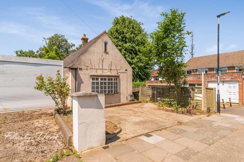 2 bedroom bungalow for sale - Cleanthus Road, London
