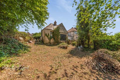 2 bedroom bungalow for sale - Cleanthus Road, London