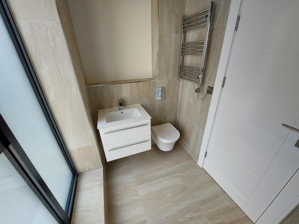 En suite to Main Bedroom