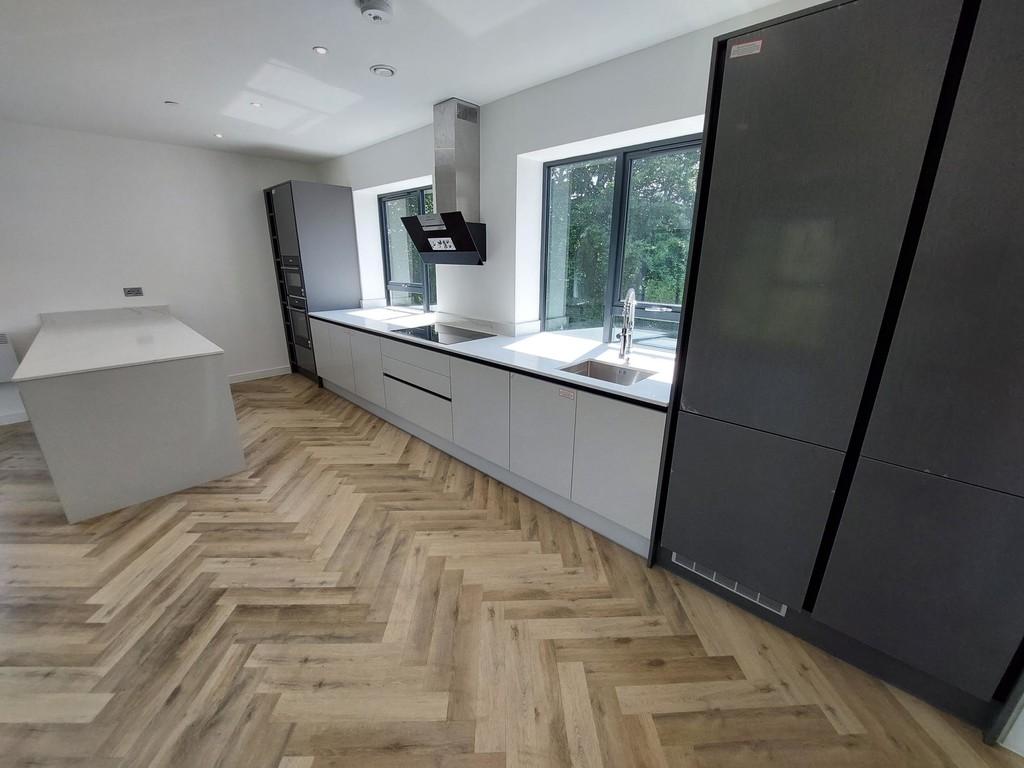 Kitchen and Breakfast Bar