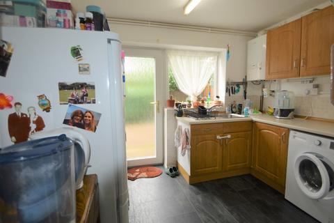 2 bedroom maisonette to rent, Felcott Close, Hersham