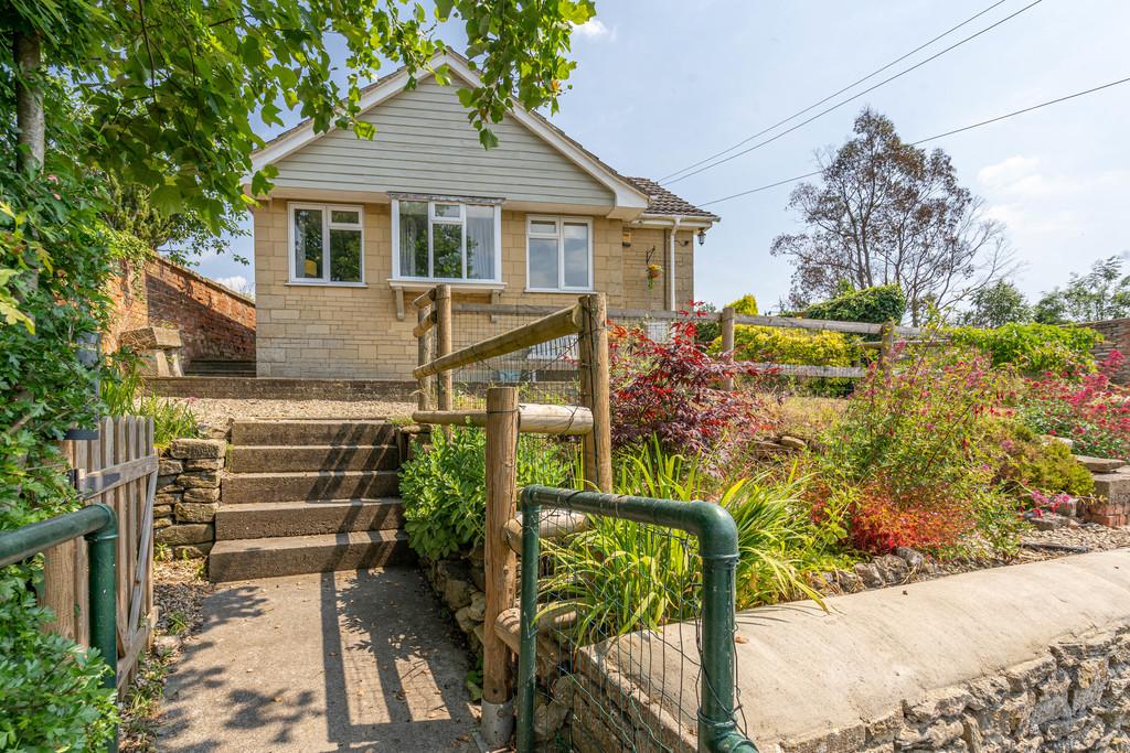 Kings Wall, Malmesbury 3 bed detached bungalow to rent £1,950 pcm (£