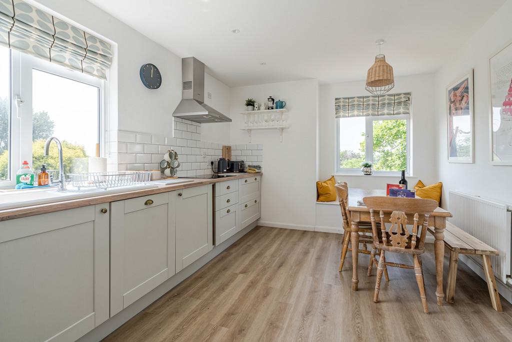 Kings Wall, Malmesbury 3 bed detached bungalow to rent £1,950 pcm (£
