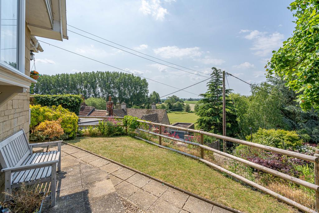 Kings Wall, Malmesbury 3 bed detached bungalow £1,950 pcm (£450 pw)