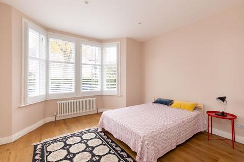 2 bedroom ground floor flat for sale, First Avenue W3