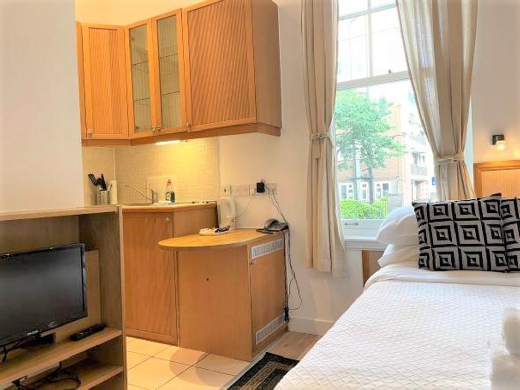 Fulham Palace Road, Hammersmith, London Studio to rent £1,582 pcm (£
