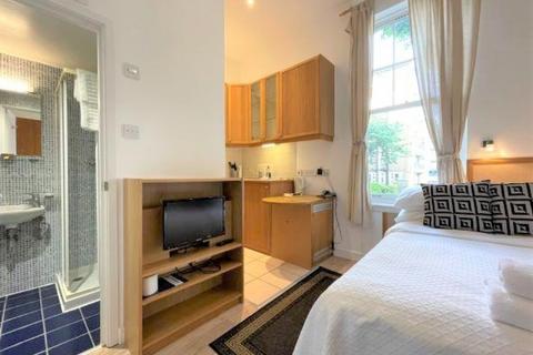 Studio to rent, Fulham Palace Road, Hammersmith, London