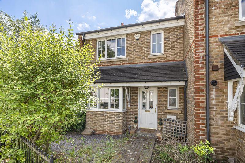 Buxton Lane, Caterham CR3 3 bed terraced house £2,000 pcm (£462 pw)