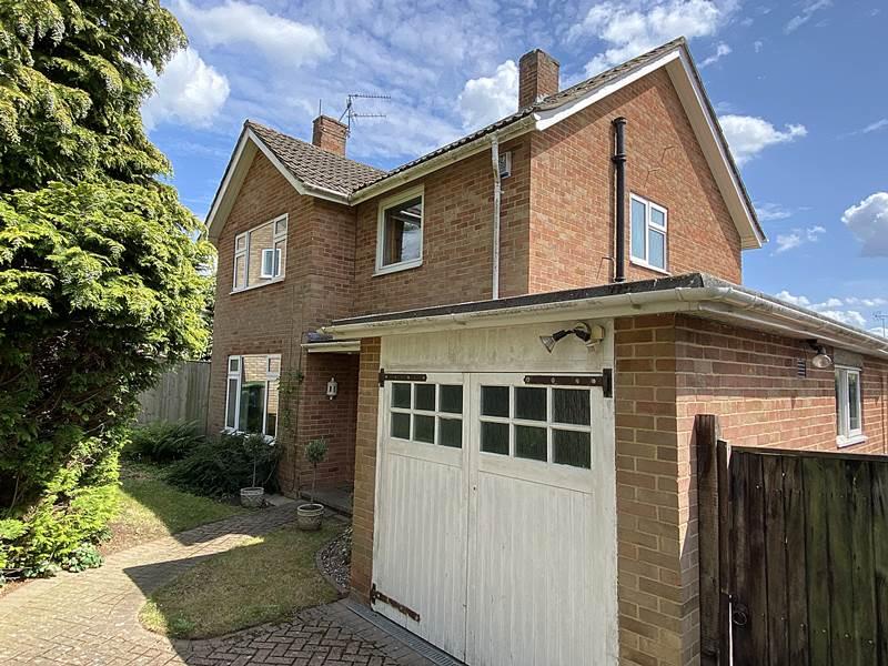 BOURNE END 3 bed detached house for sale £775,000