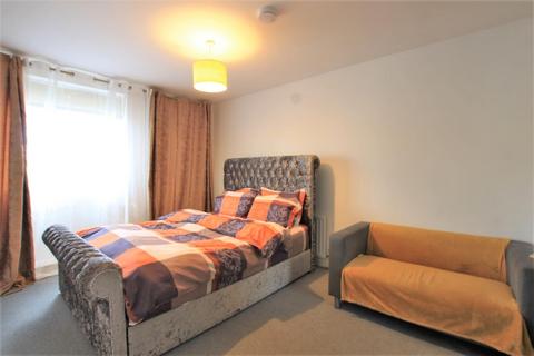 31 Canalside Gardens, Southall, UB2 5TJ