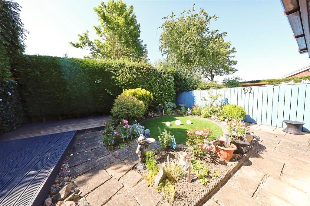 The Queensway, Hull 2 bed semidetached bungalow for sale £160,000