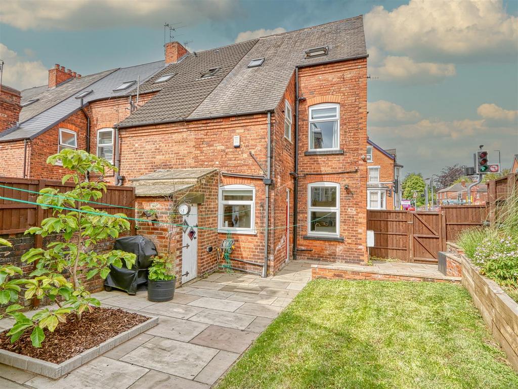 Rutland Road, Chesterfield S40 4 bed end of terrace house for sale £