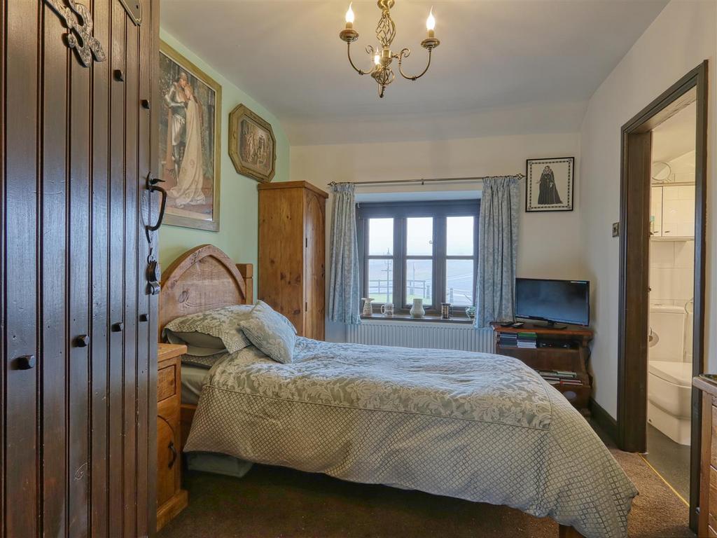The Good Knight - queens bedroom