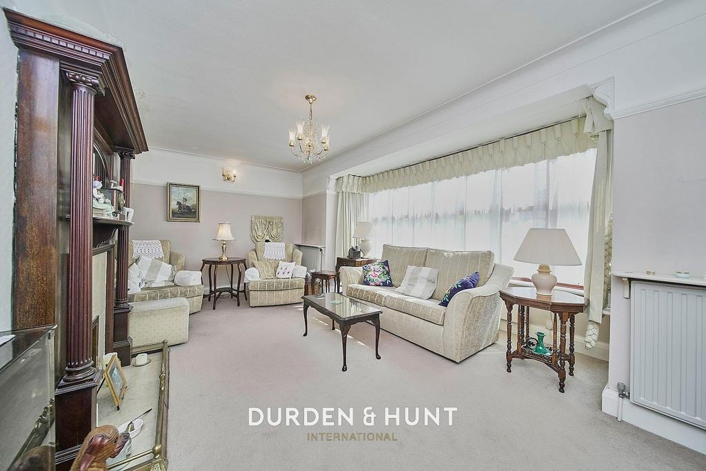 Hillcrest Road, Loughton, IG10 5 bed detached house £1,850,000