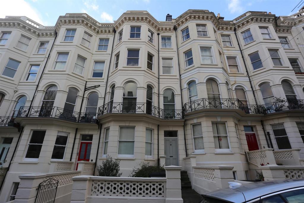 Cambridge Road, Hove 2 bed flat £1,400 pcm (£323 pw)
