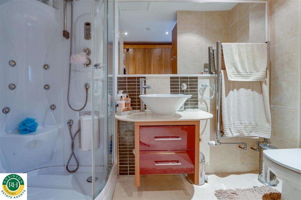 Master Ensuite 1.jpg