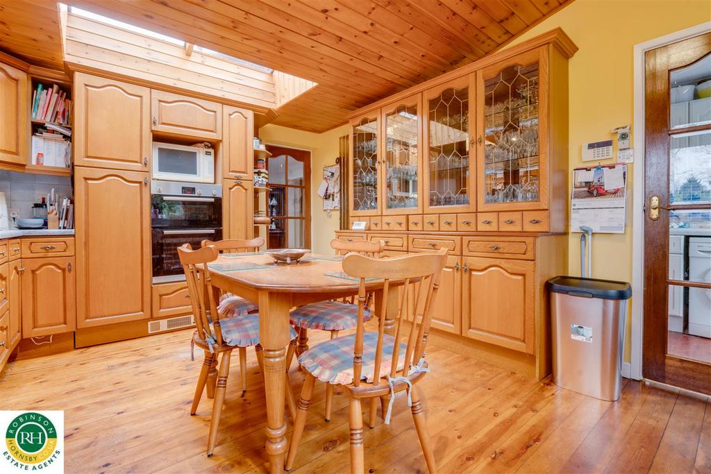 Kitchen 2.jpg