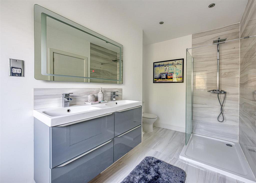 14 Lothians Road-bed1 ensuite JUN23.jpg